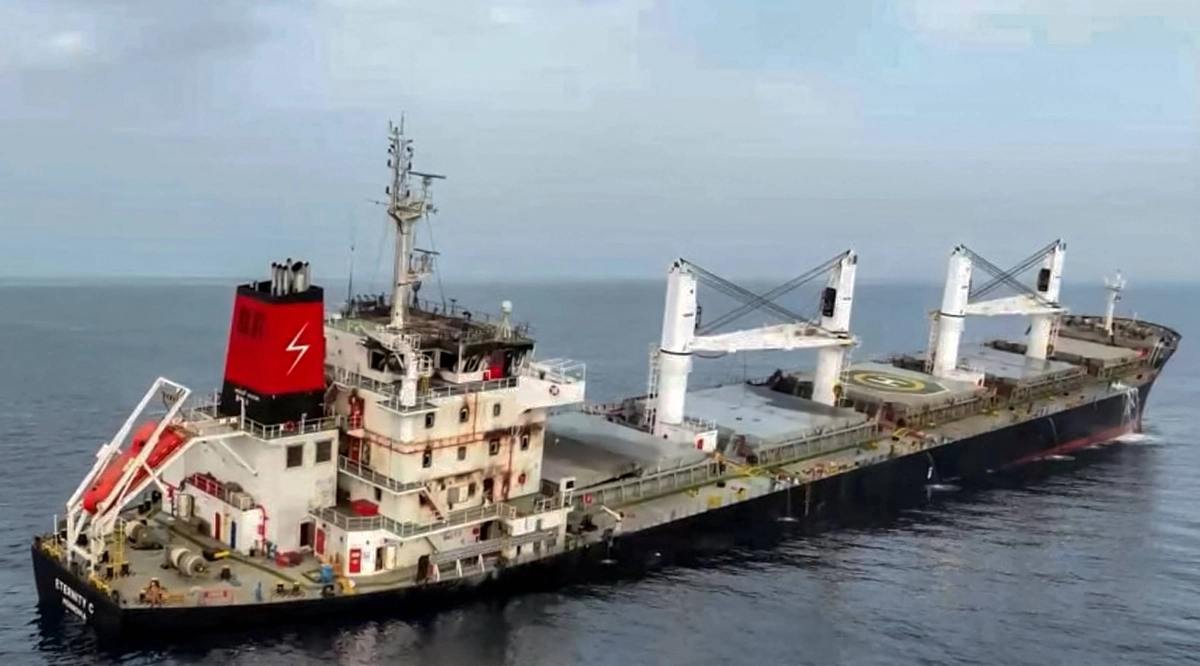 The Liberia-flagged bulk carrier Eternity C sinks after it was attacked by the Houthis in the Red Sea on Tuesday. Le vraquier Eternity C, battant pavillon libérien, coule après avoir été attaqué par les Houthis en mer Rouge mardi.