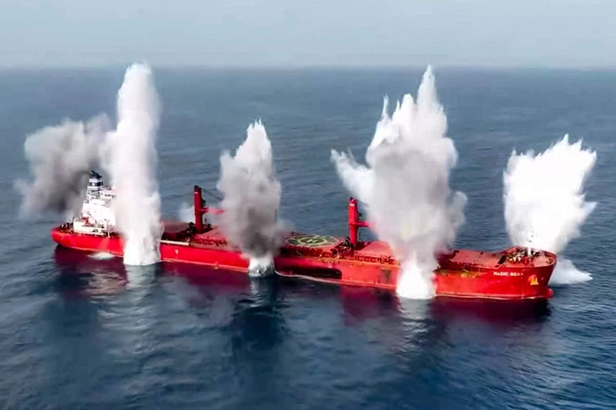Explosions pummel the Liberia-flagged bulk carrier Magic Seas, which was attacked in the Red Sea by Houthi-affiliated fighters. Des explosions frappent le vraquier Magic Seas, battant pavillon libérien, qui a été attaqué en mer Rouge par des combattants affiliés aux Houthis.