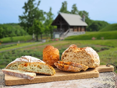 Pick up some country-style bread from Boulangerie Aman on your road trip in Kamikawa, Hokkaido. Pick up some country-style bread from Boulangerie Aman on your road trip in Kamikawa, Hokkaido.