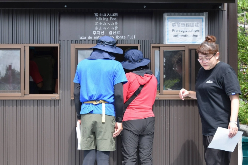 Climbers complete their entry procedures at the fifth station of the Fujinomiya trail in Shizuoka Prefecture on Thursday. Climbers complete their entry procedures at the fifth station of the Fujinomiya trail in Shizuoka Prefecture on Thursday.