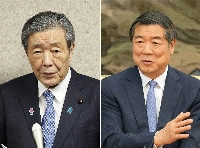 Hiroshi Moriyama (left), secretary-general of the Liberal Democratic Party and also head of a suprapartisan group of Japanese lawmakers promoting Japan-China friendship, and Chinese Vice Premier He Lifeng held talks in Osaka on Friday. | Jiji