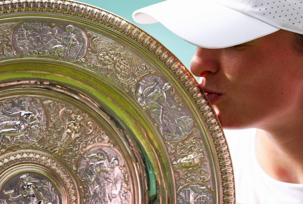 Poland's Iga Swiatek kisses with the winner's trophy, the Venus Rosewater Dish, on the thirteenth day of the 2025 Wimbledon Championships on Saturday. Poland's Iga Swiatek kisses with the winner's trophy, the Venus Rosewater Dish, on the thirteenth day of the 2025 Wimbledon Championships on Saturday.