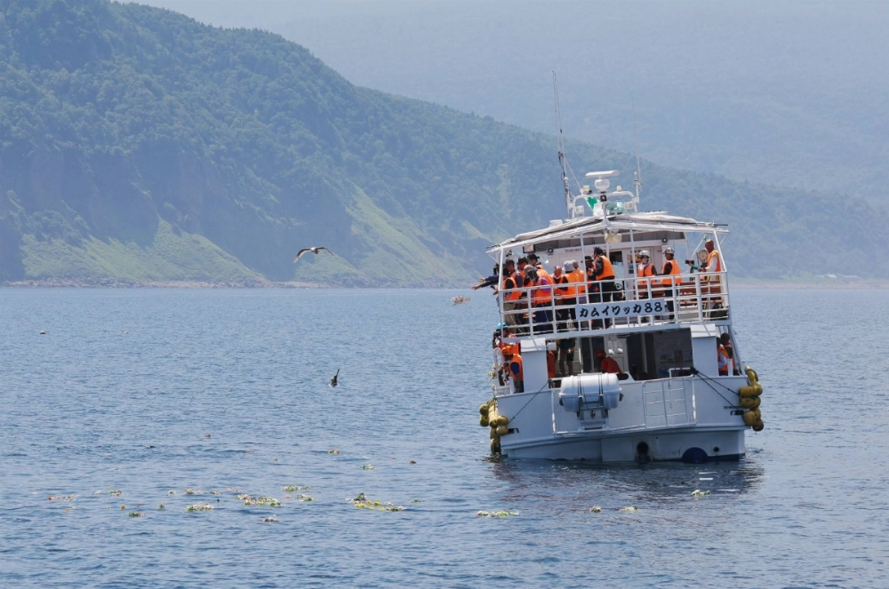 Relatives of victims of a tour boat that sank off the Shiretoko Peninsula in Hokkaido in April 2022 pay tribute to their loved ones at sea on Sunday. Relatives of victims of a tour boat that sank off the Shiretoko Peninsula in Hokkaido in April 2022 pay tribute to their loved ones at sea on Sunday.