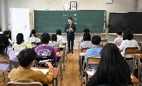 The correct answer rate for the Japanese language section on a national test dropped to 67.0% from 67.8% the previous year among elementary school sixth-graders. | Jiji
