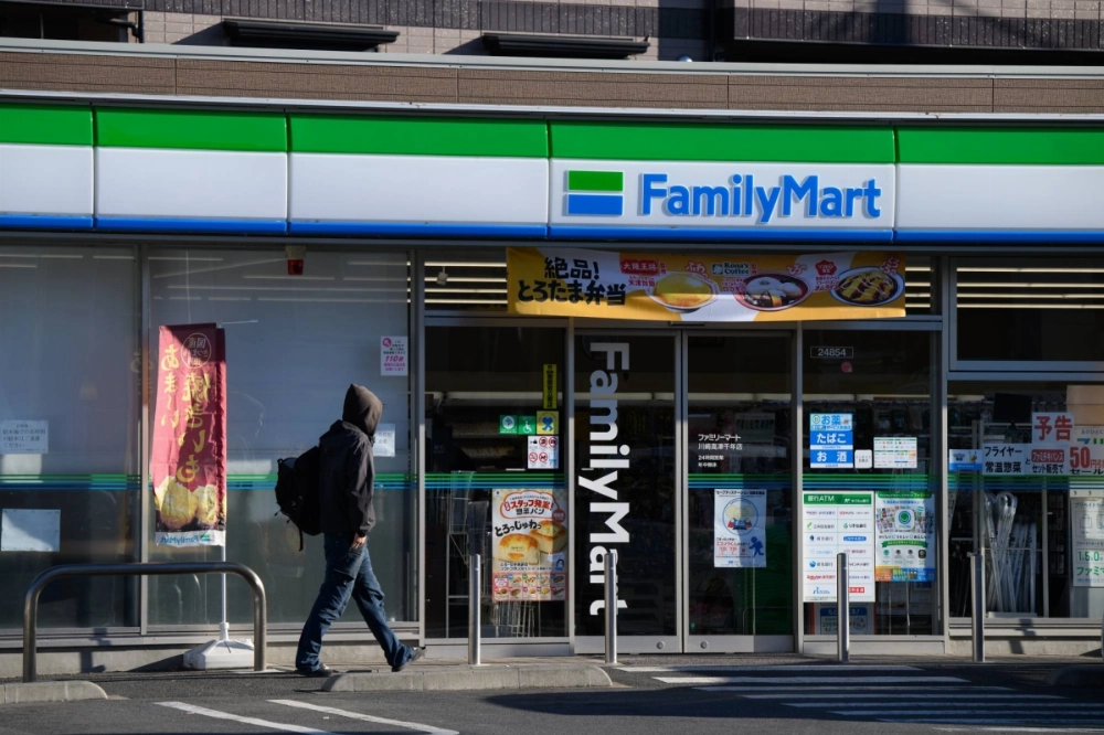 FamilyMart's operating profit grew 17.9% from a year before to ¥27.8 billion, as advertisements featuring Los Angeles Dodgers star Shohei Ohtani helped attract more customers and boost sales of onigiri rice balls. FamilyMart's operating profit grew 17.9% from a year before to ¥27.8 billion, as advertisements featuring Los Angeles Dodgers star Shohei Ohtani helped attract more customers and boost sales of onigiri rice balls.