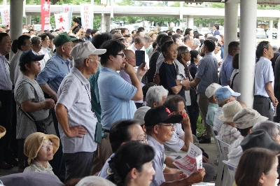 People listen as Prime Minister Shigeru Ishiba (not pictured) speaks on Sunday in Kikuchi, Kumamoto Prefecture. People listen as Prime Minister Shigeru Ishiba (not pictured) speaks on Sunday in Kikuchi, Kumamoto Prefecture.