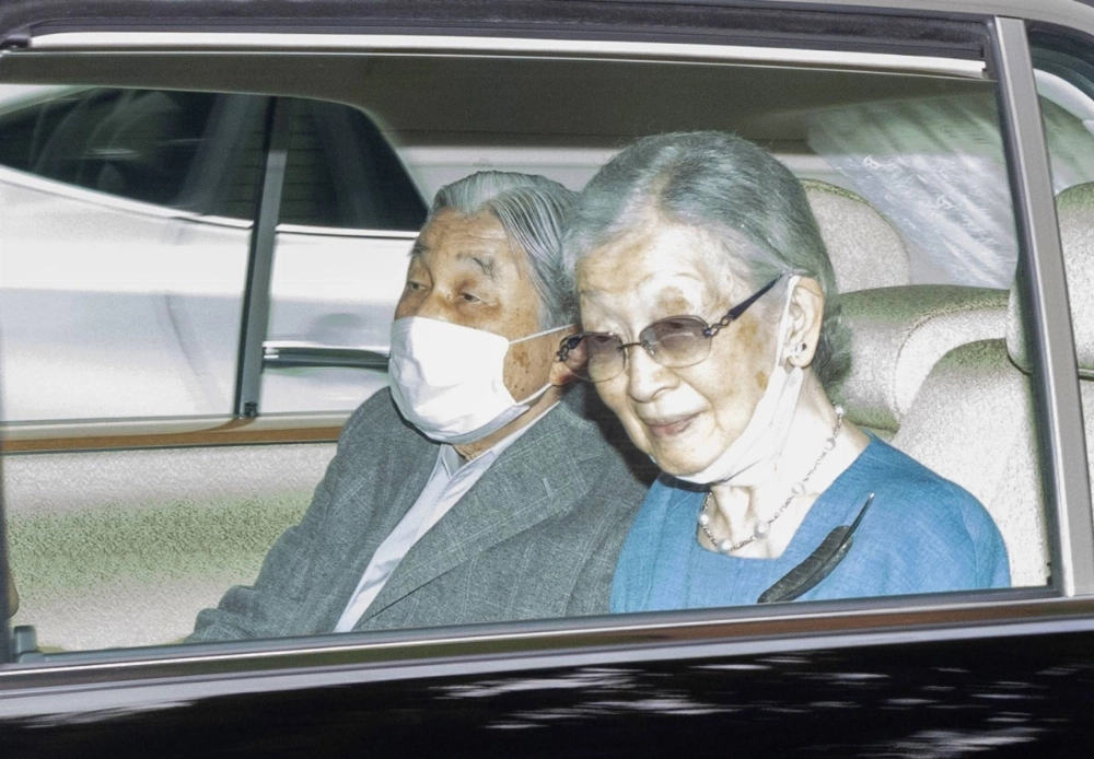 Emperor Emeritus Akihito is accompanied by Empress Emerita Michiko as he travels to the University of Tokyo Hospital on Monday. Emperor Emeritus Akihito is accompanied by Empress Emerita Michiko as he travels to the University of Tokyo Hospital on Monday.