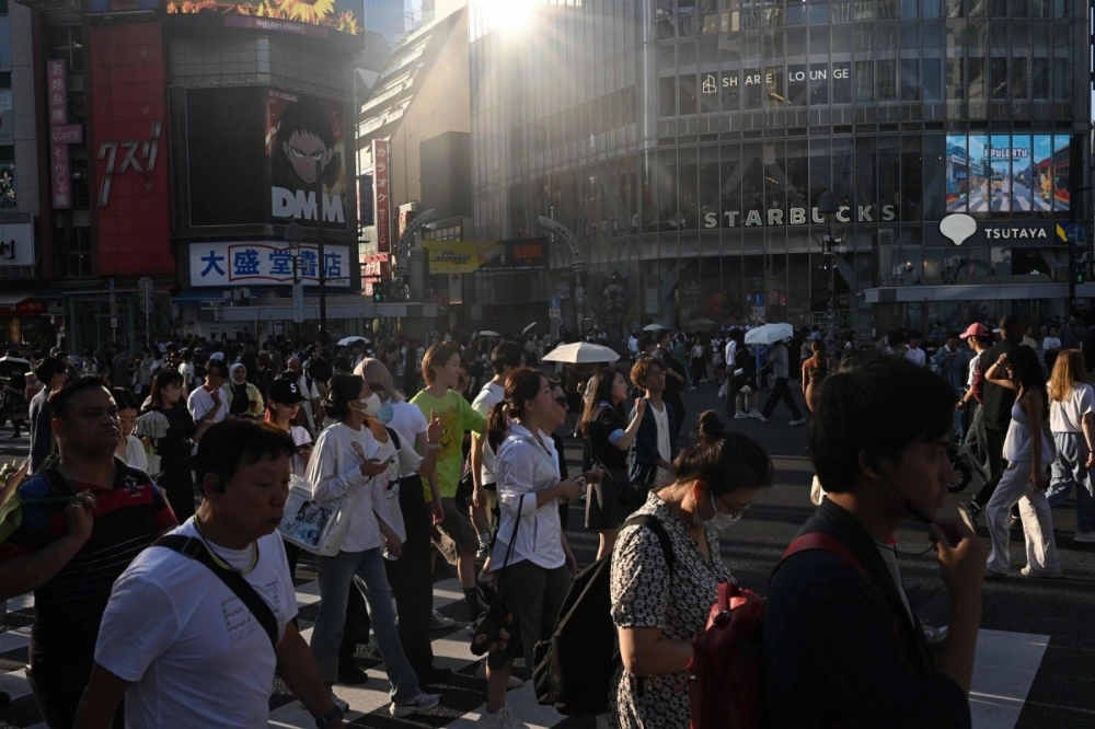 Fifth disease spreads primarily through respiratory droplets and contact. It is usually not contagious by the time rashes appear. Fifth disease spreads primarily through respiratory droplets and contact. It is usually not contagious by the time rashes appear.