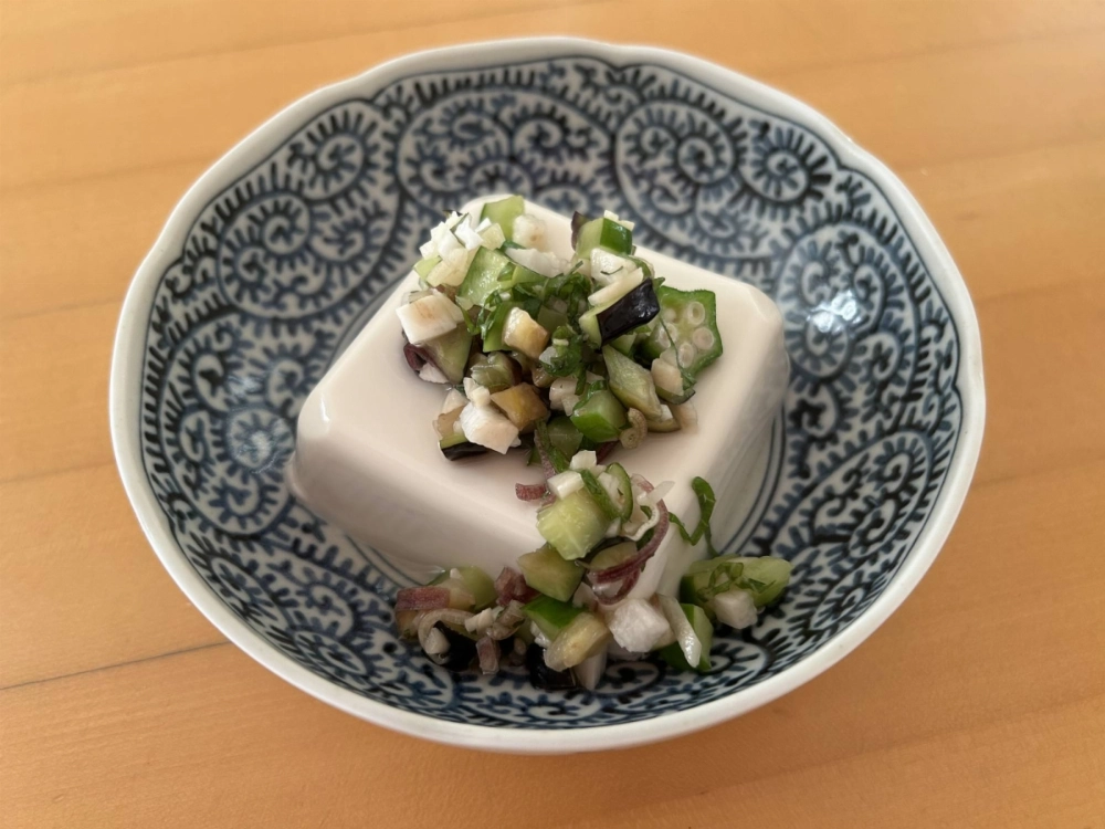 With a salsa-like topping, the "dashi yakko" is a Yamagata-style chilled tofu that makes a refreshing side dish for summer. With a salsa-like topping, the "dashi yakko" is a Yamagata-style chilled tofu that makes a refreshing side dish for summer.