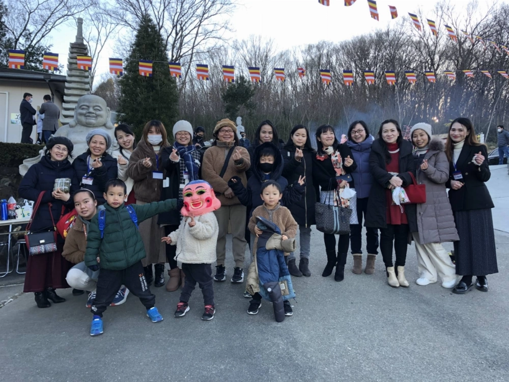 Pham Thi Bich Hau (fifth from left) began translating and interpreting for the Vietnamese community in Japan in 2013, when she was working for a trainee management organization. She went on to found the Vietnam Women's Union in Japan, organizing activities like the Tet festival pictured here. Pham Thi Bich Hau (fifth from left) began translating and interpreting for the Vietnamese community in Japan in 2013, when she was working for a trainee management organization. She went on to found the Vietnam Women's Union in Japan, organizing activities like the Tet festival pictured here.