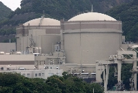 The No. 2 (left) and No. 1 reactor buildings stand at Kansai Electric Power Co.'s Ohi nuclear power station in Ohi Town, Fukui Prefecture. | bloomberg