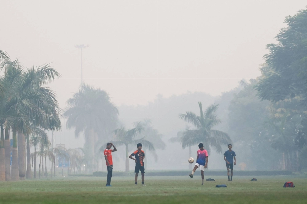 Boys play football on a lawn on a smoggy morning in New Delhi, India, on Oct. 31, 2024. Boys play football on a lawn on a smoggy morning in New Delhi, India, on Oct. 31, 2024.