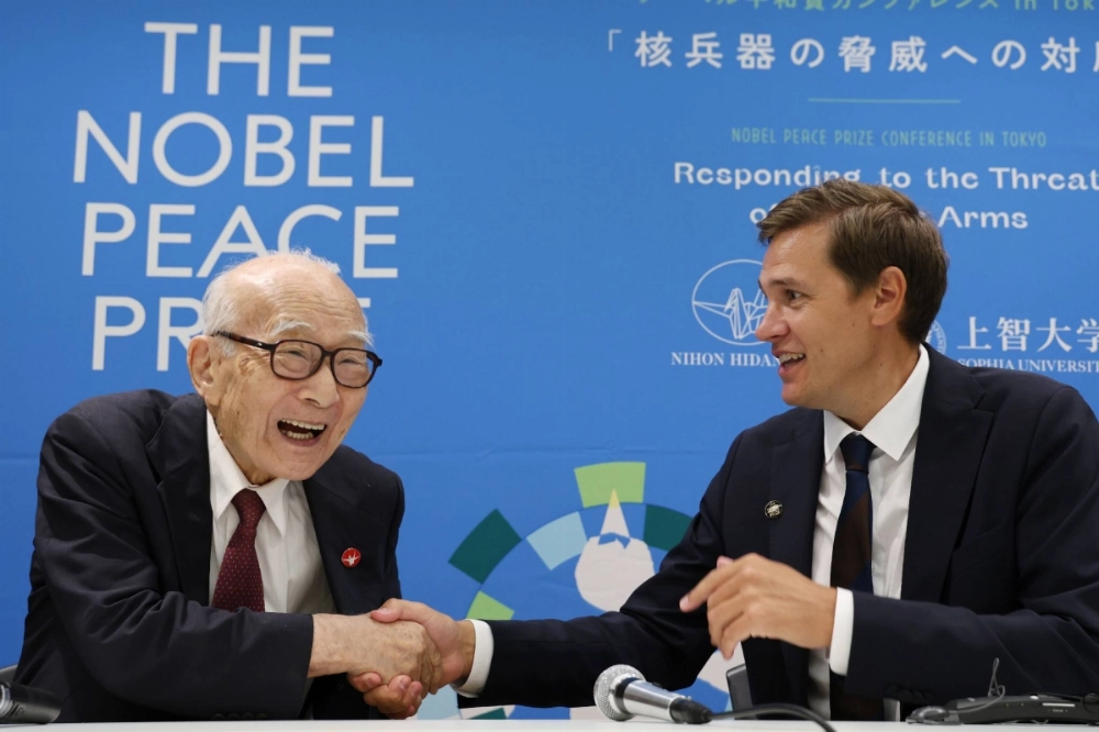 Nihon Hidankyo co-chair Terumi Tanaka (left) and Norwegian Nobel Committee chair Jorgen Frydnes during a news conference in Tokyo on Sunday Nihon Hidankyo co-chair Terumi Tanaka (left) and Norwegian Nobel Committee chair Jorgen Frydnes during a news conference in Tokyo on Sunday