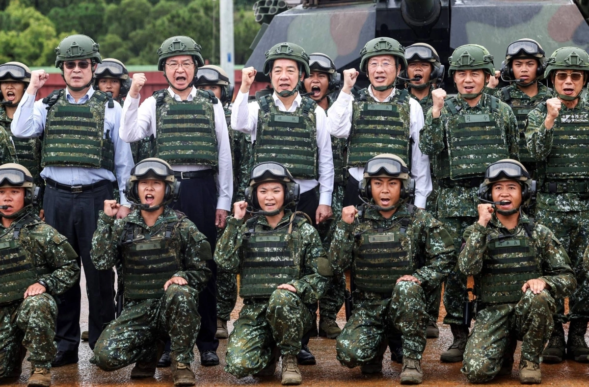 Lai poses for photos with Taiwanese National Security Council Secretary-General Joseph Wu (second from left), Taiwanese Minister of National Defense Wellington Koo (fourth from left), and army officers in front of a U.S.-made M1A2T Abrams tank during a live-fire shooting session for Taiwan's first batch of the advanced tank on July 10. Lai poses for photos with Taiwanese National Security Council Secretary-General Joseph Wu (second from left), Taiwanese Minister of National Defense Wellington Koo (fourth from left), and army officers in front of a U.S.-made M1A2T Abrams tank during a live-fire shooting session for Taiwan's first batch of the advanced tank on July 10.