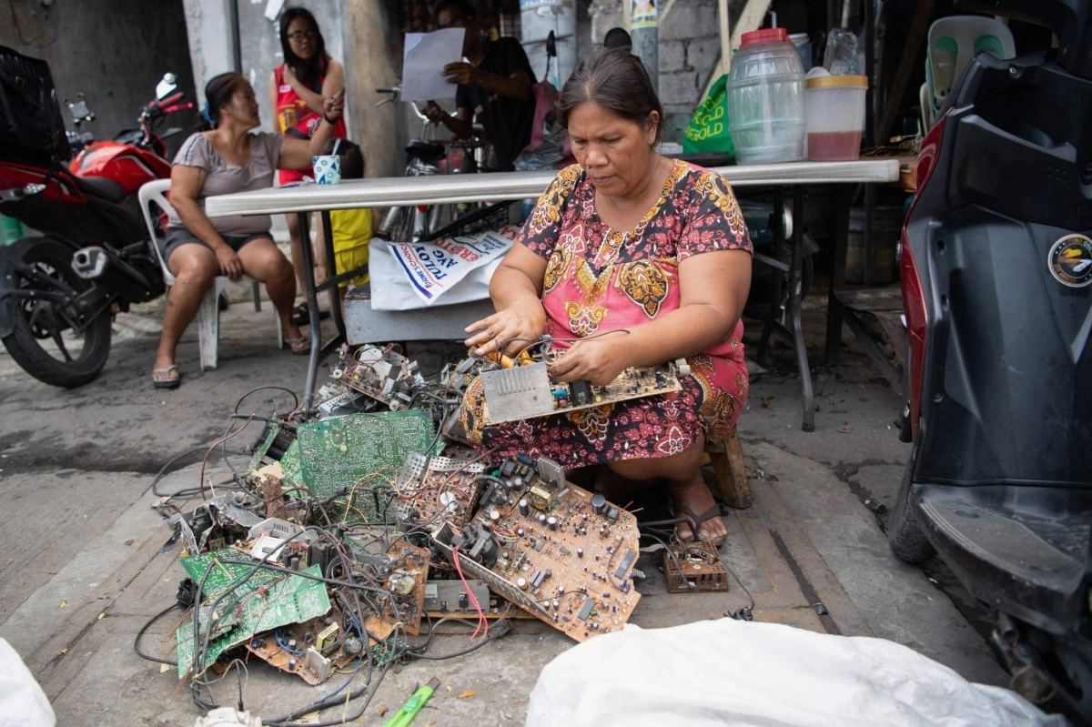 Rosalie Sedantes strips parts from discarded electronic equipment in Manila on June 26. Her husband, Dexter Barsigan, has developed health issues after years of dismantling scavenged electronic waste. Rosalie Sedantes strips parts from discarded electronic equipment in Manila on June 26. Her husband, Dexter Barsigan, has developed health issues after years of dismantling scavenged electronic waste.