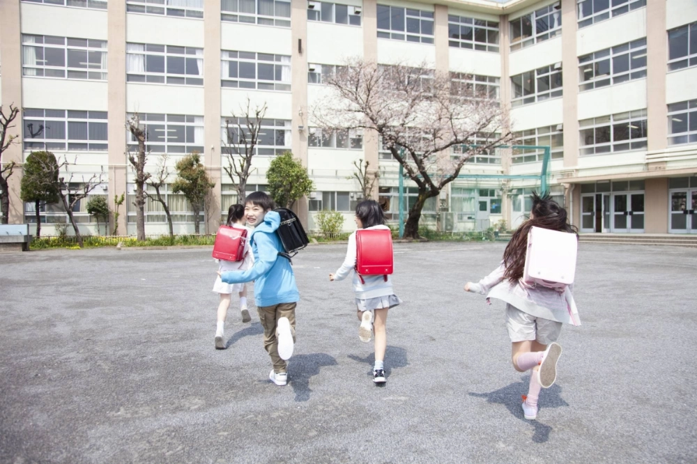 The number of children waiting to be accepted into <i>gakudō hoiku</i> after-school care facilities for elementary school students has dropped from a year earlier. The number of children waiting to be accepted into <i>gakudō hoiku</i> after-school care facilities for elementary school students has dropped from a year earlier.