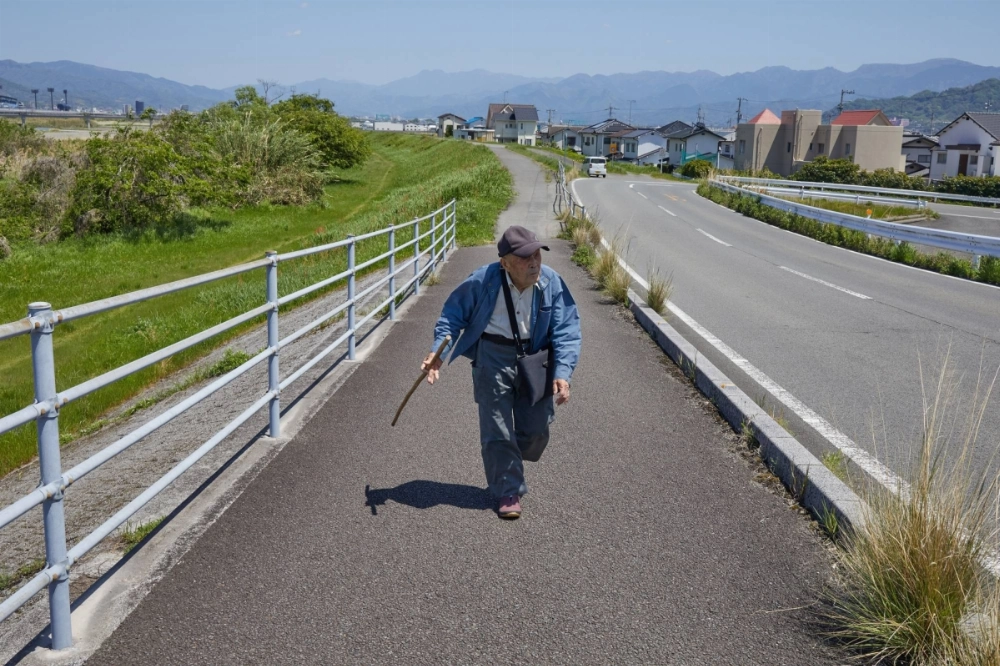 Kunshiro Kiyozumi, 97, who was the youngest crew member of the Imperial Japanese Navy submarine I-58 in World War II, on his way to a restaurant to have lunch in Matsuyama, Japan, on April 29. Kunshiro Kiyozumi, 97, who was the youngest crew member of the Imperial Japanese Navy submarine I-58 in World War II, on his way to a restaurant to have lunch in Matsuyama, Japan, on April 29.