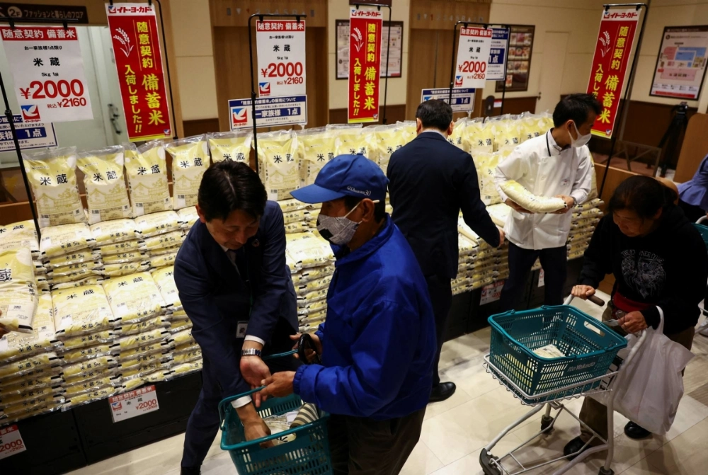The agriculture ministry believes the increase in rice distributed through new channels with higher transaction prices is one of the factors behind the rice price surge since last summer. The agriculture ministry believes the increase in rice distributed through new channels with higher transaction prices is one of the factors behind the rice price surge since last summer.