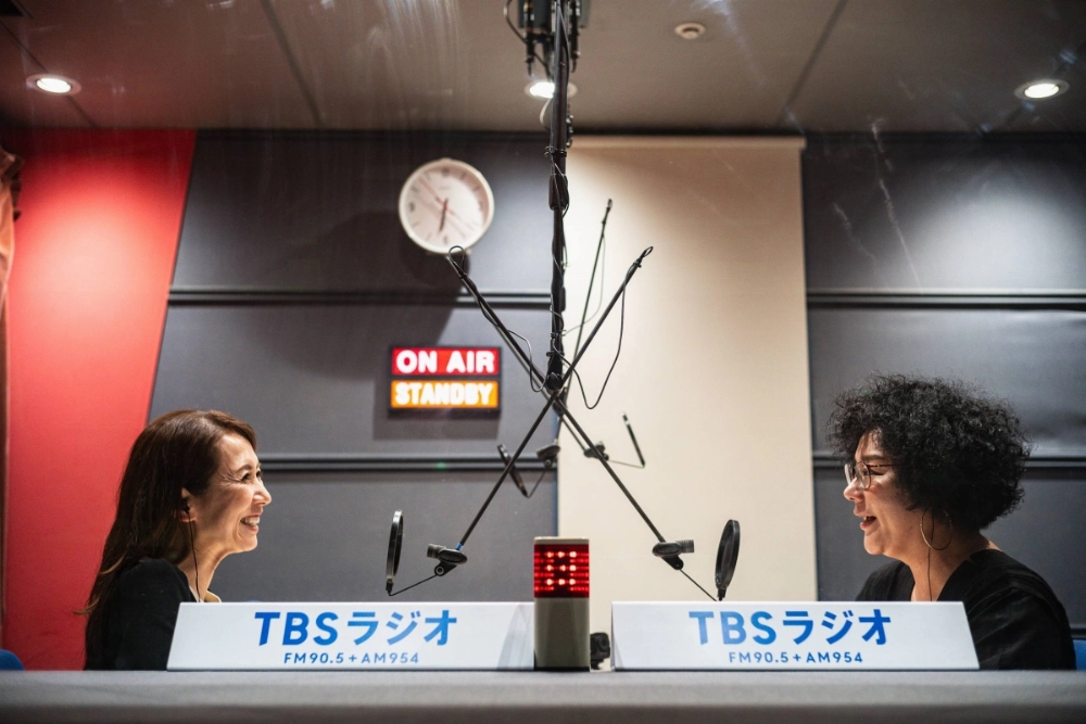 Mika Horii (left) and Jane Su record an episode of “Over the Sun” at TBS Broadcasting Center in Tokyo’s Akasaka area. The show draws 1.5 million monthly plays. Mika Horii (left) and Jane Su record an episode of “Over the Sun” at TBS Broadcasting Center in Tokyo’s Akasaka area. The show draws 1.5 million monthly plays.