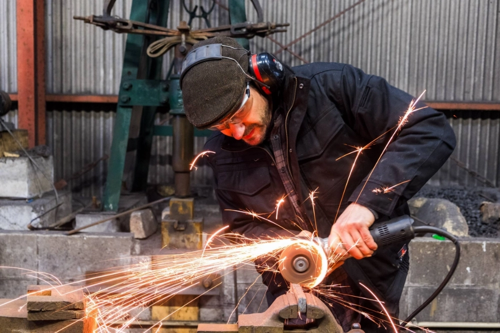 Canadian-born Jesse Cunningham came to Japan to teach in the JET Programme, and later found opportunities to learn traditional blacksmithing in Kochi Prefecture. Canadian-born Jesse Cunningham came to Japan to teach in the JET Programme, and later found opportunities to learn traditional blacksmithing in Kochi Prefecture.