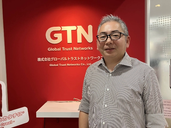 タレント・お笑い芸人 PIKOTARO.Autographed PPAP PHOTO T-shirt タレント・お笑い芸人 PIKOTARO.Autographed PPAP PHOTO T-shirt