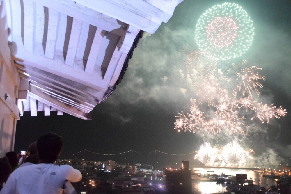 A fireworks display in Imabari, Ehime Prefecture, on Aug. 4 last year. The show has been one of the return gifts for hometown tax donations to the city. A fireworks display in Imabari, Ehime Prefecture, on Aug. 4 last year. The show has been one of the return gifts for hometown tax donations to the city.