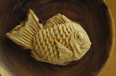Meguro Hiiragi's fish-shaped "taiyaki" pastry comes with a thin and crisp batter that sheaths a piquant adzuki bean paste.  Meguro Hiiragi's fish-shaped "taiyaki" pastry comes with a thin and crisp batter that sheaths a piquant adzuki bean paste.
