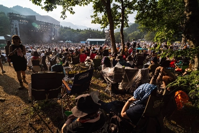 This year, Fuji Rock Festival's ticket sales were the strongest they have been since the COVID-19 pandemic, with overseas ticket buyers accounting for roughly 10% of all sales. This year, Fuji Rock Festival's ticket sales were the strongest they have been since the COVID-19 pandemic, with overseas ticket buyers accounting for roughly 10% of all sales.