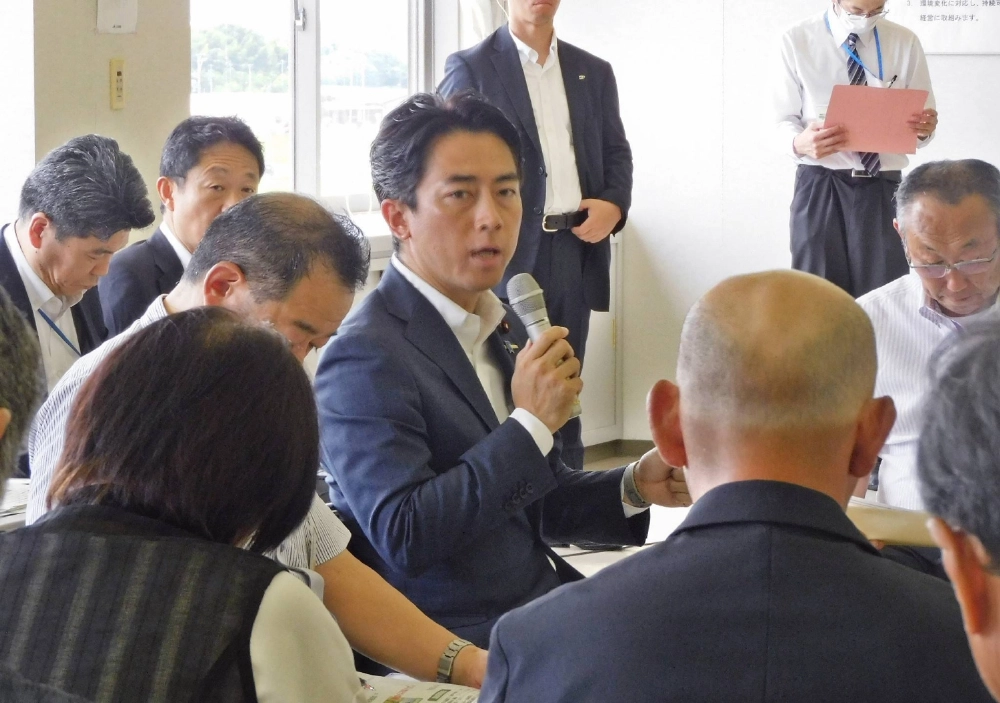 Agriculture minister Shinjiro Koizumi (center) talks with rice farmers in Suzuka, Mie Prefecture, on July 11. Agriculture minister Shinjiro Koizumi (center) talks with rice farmers in Suzuka, Mie Prefecture, on July 11.
