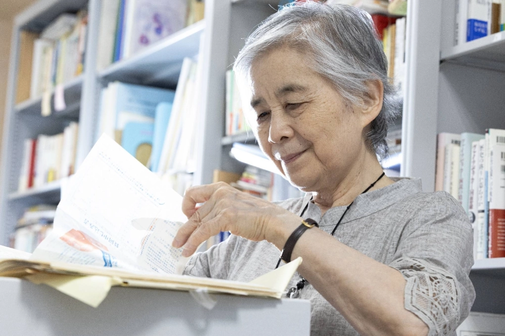 Yoshie Kurihara, of No More Hibakusha Project — Inheriting Memories of the A- and H-Bomb Sufferers, goes through materials related to atomic bombings, in the city of Saitama on June 20. Yoshie Kurihara, of No More Hibakusha Project — Inheriting Memories of the A- and H-Bomb Sufferers, goes through materials related to atomic bombings, in the city of Saitama on June 20.