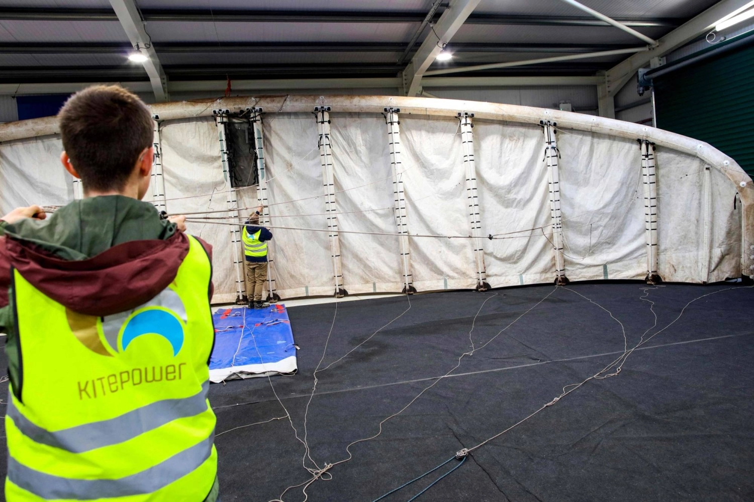 The giant kite flies up around 400 meters and reels in to about 190 meters, generating around 30 kilowatts per hour for storage. The giant kite flies up around 400 meters and reels in to about 190 meters, generating around 30 kilowatts per hour for storage.