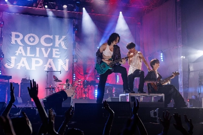 A musical genius (Takeru Satoh, second from right) recruits an unknown rookie drummer to play with Japan’s hottest band in “Glass Heart.” A musical genius (Takeru Satoh, second from right) recruits an unknown rookie drummer to play with Japan’s hottest band in “Glass Heart.”
