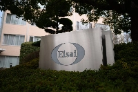 The price of Alzheimer's drug Lecanemab, codeveloped by Japanese drugmaker Eisai and U.S. industry peer Biogen, will be lowered to ¥97,277 for a 500-milligram bottle. | Bloomberg