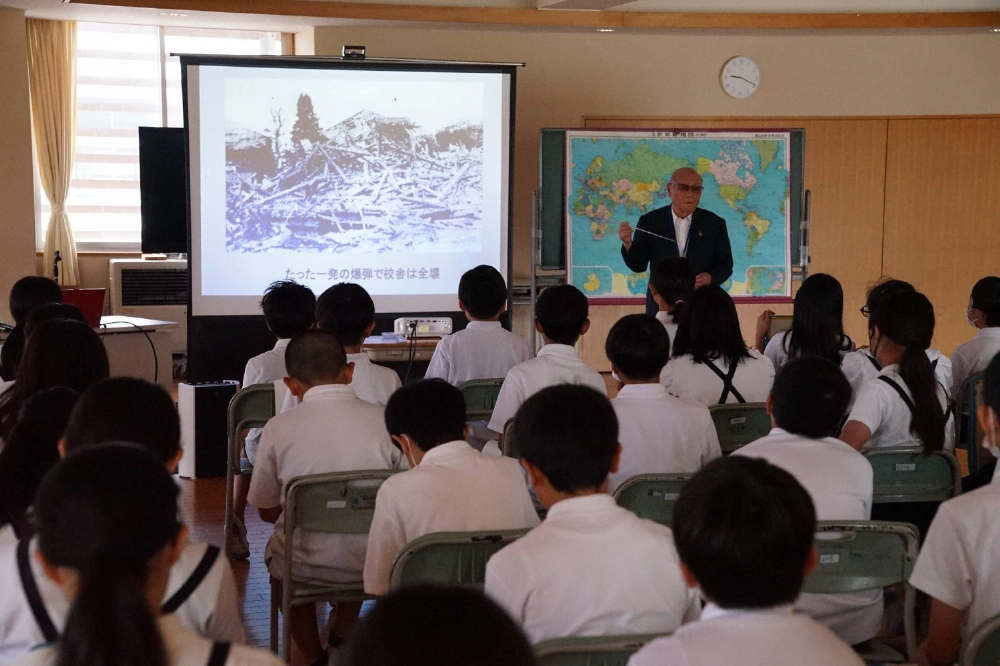 Students at the Taira First Elementary School in Iwaki, Fukushima Prefecture, learn about the World War II "mock atomic bombs" during a special class given at the school in July. Students at the Taira First Elementary School in Iwaki, Fukushima Prefecture, learn about the World War II "mock atomic bombs" during a special class given at the school in July.
