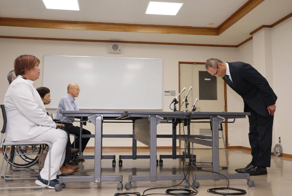 Hisaaki Ikeuchi (right), chief of Shiga Prefectural Police department, bows in apology to former nurse Mika Nishiyama (left) during their meeting in Hikone, Shiga Prefecture, on Thursday. Hisaaki Ikeuchi (right), chief of Shiga Prefectural Police department, bows in apology to former nurse Mika Nishiyama (left) during their meeting in Hikone, Shiga Prefecture, on Thursday.