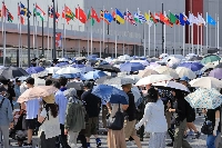 Osaka Expo staff members have started handing out parasols to people waiting at the highly exposed East Gate entrance, where large crowds cause daily bottlenecks at security and ticket checkpoints. | Jiji