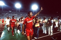 Kunishige Kamamoto waves after a match commemorating his retirement in Tokyo in 1984. | Jiji