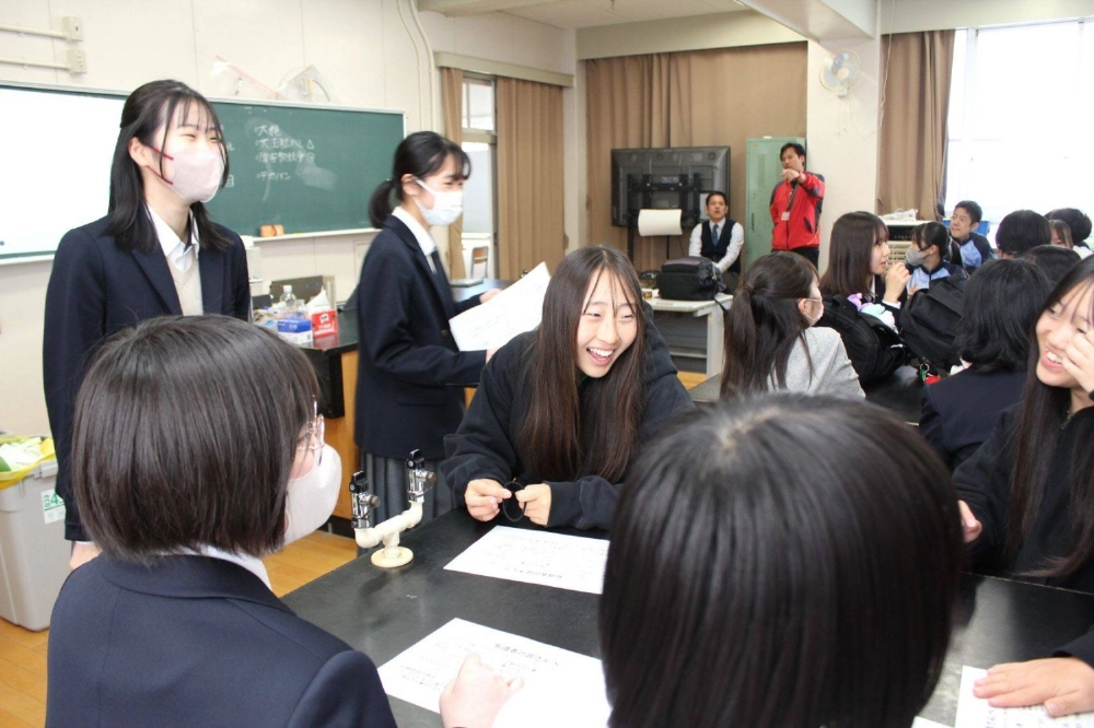 At Yawata Junior High School in Nagoya, there are no more rules on clothing and hairstyles. Students are free to wear either the school's uniform or clothes of their own choosing. At Yawata Junior High School in Nagoya, there are no more rules on clothing and hairstyles. Students are free to wear either the school's uniform or clothes of their own choosing.