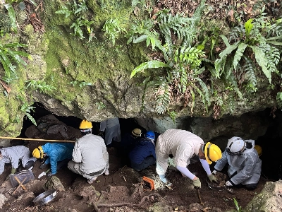 Members of the nonprofit group Japan Youth Memorial Association search for the remains of dead soldiers in a cave in Okinawa Prefecture in February. Members of the nonprofit group Japan Youth Memorial Association search for the remains of dead soldiers in a cave in Okinawa Prefecture in February.