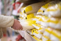 Rice retailed for an average ¥3,737 per 5-kilogram bag at about 1,000 supermarkets nationwide from Aug. 4 to 10, up ¥195 from the previous week and around 1.4 times the value a year earlier, according to the agriculture ministry. | GETTY IMAGES