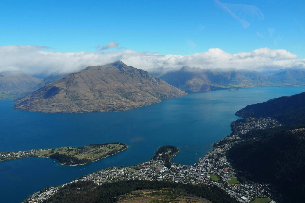 New Zealand saw its weakest population expansion since the third quarter of 2022, with immigration slowing as more citizens look overseas for better-paying jobs. New Zealand saw its weakest population expansion since the third quarter of 2022, with immigration slowing as more citizens look overseas for better-paying jobs.