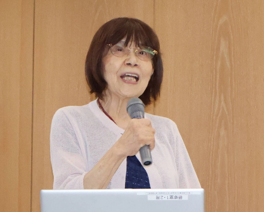 Teruko Yahata speaks to elementary school students in the city of Hiroshima on July 1 about her wartime experience. Teruko Yahata speaks to elementary school students in the city of Hiroshima on July 1 about her wartime experience.