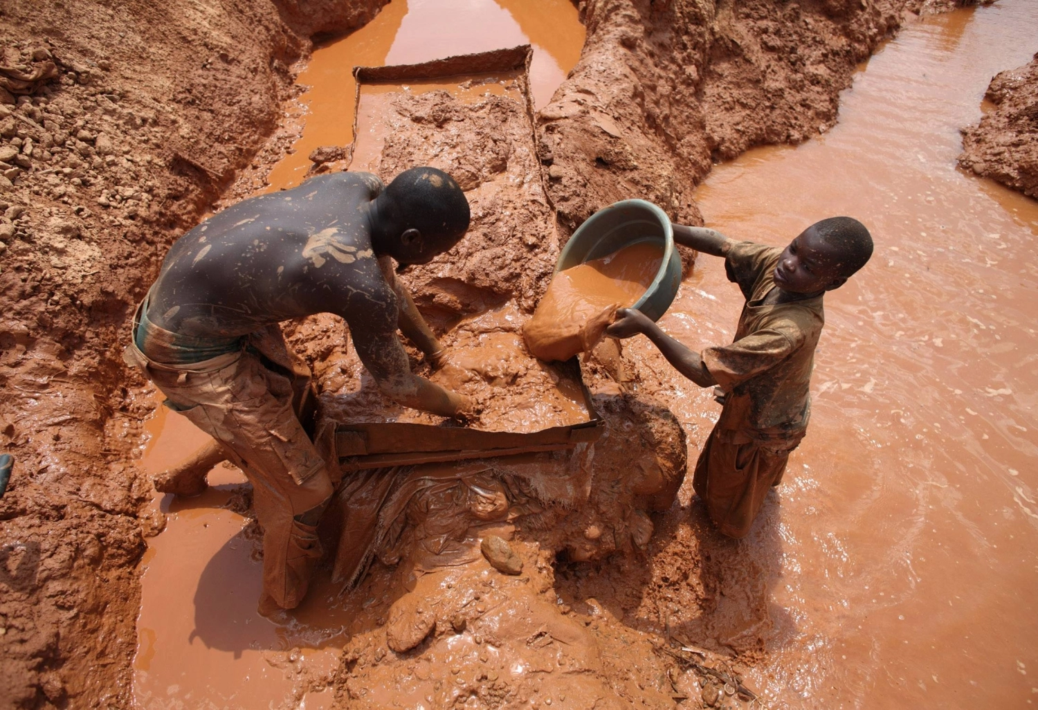 Hundreds of miners in Mozambique work in individual claims rented from local landowners. Hundreds of miners in Mozambique work in individual claims rented from local landowners.