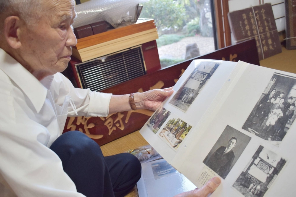Hiroyoshi Takizawa looks at pictures from his days in wartime Manchuria as a child during an interview in Nagano in June. Hiroyoshi Takizawa looks at pictures from his days in wartime Manchuria as a child during an interview in Nagano in June.
