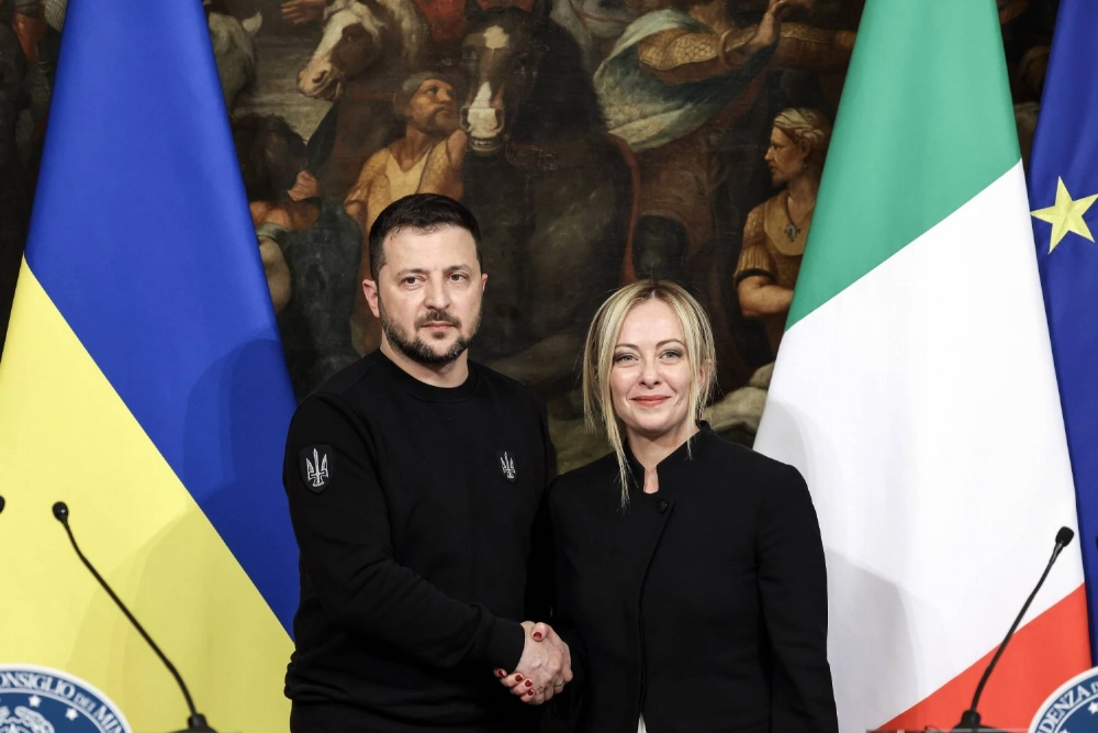 Ukrainian President Volodymyr Zelenskyy (left) and Italian Prime Minister Giorgia Meloni shake hands during a joint news conference following their meeting at the Chigi Palace in Rome on May 13. Ukrainian President Volodymyr Zelenskyy (left) and Italian Prime Minister Giorgia Meloni shake hands during a joint news conference following their meeting at the Chigi Palace in Rome on May 13.