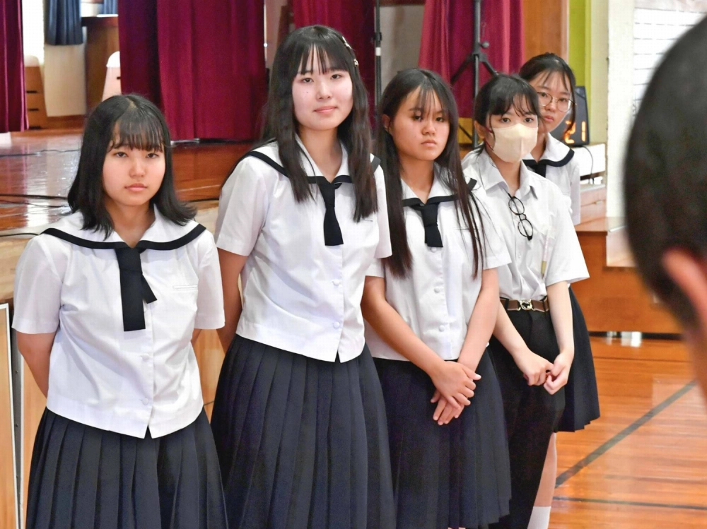 Members of the student club Neo at Shuri High School receive words of gratitude from Haebaru Junior High School students after their workshop on June 6. They are Mei Nakazato (far left), Nanoka Hirata (second left), Yuzuyu Oyakawa (center), Hinano Yagi (second right) and Honomi Taira. Members of the student club Neo at Shuri High School receive words of gratitude from Haebaru Junior High School students after their workshop on June 6. They are Mei Nakazato (far left), Nanoka Hirata (second left), Yuzuyu Oyakawa (center), Hinano Yagi (second right) and Honomi Taira.