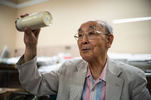 白石哲三在東京空襲與戰爭破壞中心發表演講,用一個保溫瓶講述了他 7 歲時經歷的 1945 年 3 月美國轟炸的經歷。 白石哲三在東京空襲與戰爭破壞中心發表演講,用一個保溫瓶講述了他 7 歲時經歷的 1945 年 3 月美國轟炸的經歷。