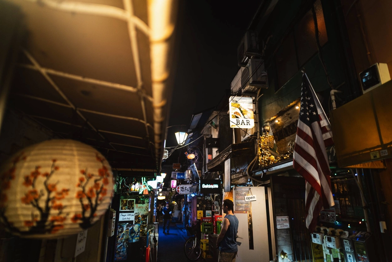 Immediately following the war, American culture influenced much of the nightlife in Tokyo. A bar in Shinjuku Ward's Golden Gai recalls that era. Immediately following the war, American culture influenced much of the nightlife in Tokyo. A bar in Shinjuku Ward's Golden Gai recalls that era.