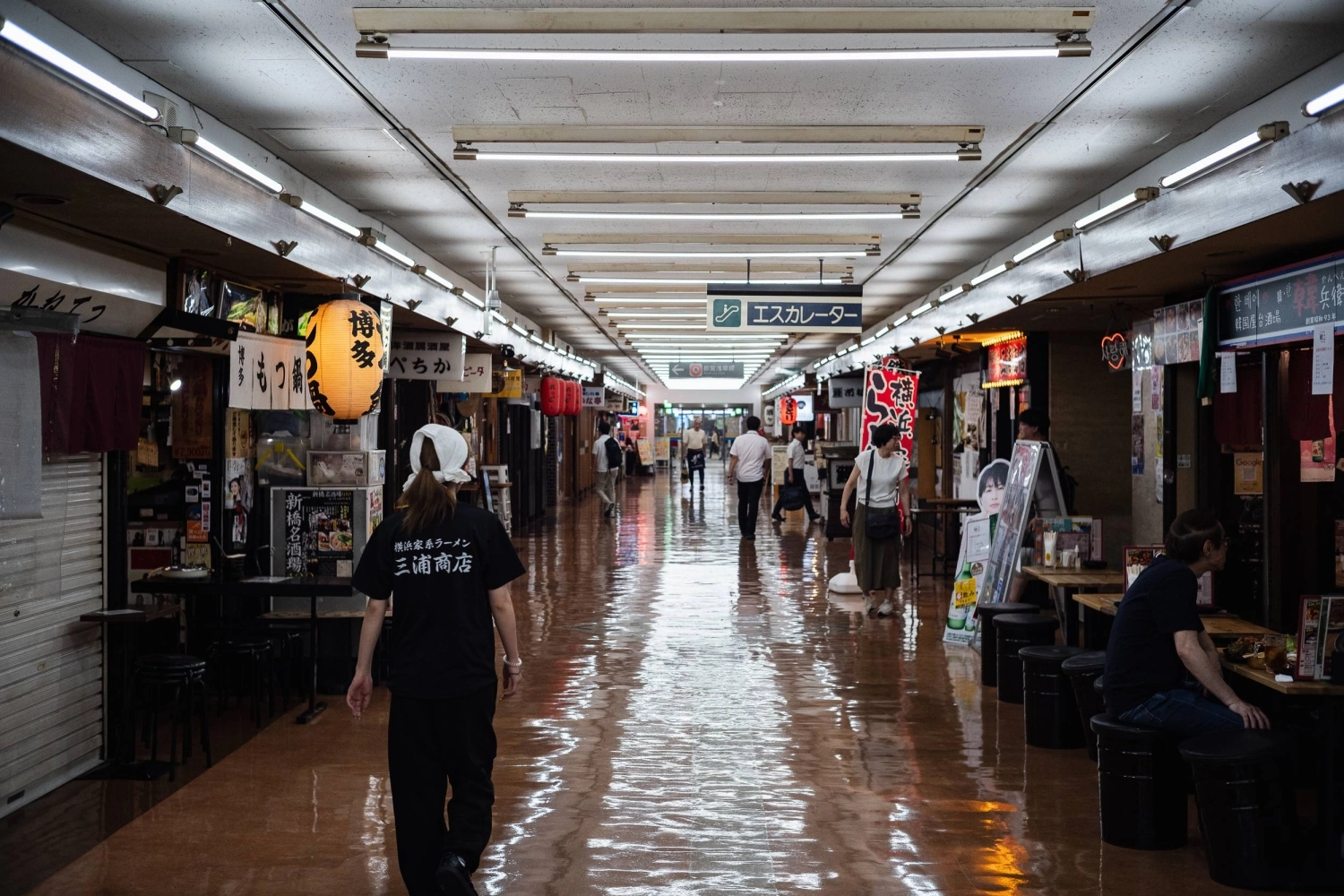 Narrow passages in the Shinbashi Ekimae Building are lined with small bars and eateries. Many businesses from the black market era were given priority to relocate into buildings like this one. Narrow passages in the Shinbashi Ekimae Building are lined with small bars and eateries. Many businesses from the black market era were given priority to relocate into buildings like this one.