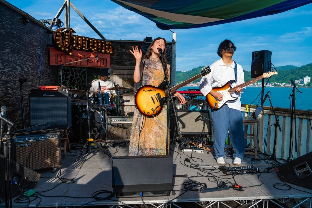 Musical act Petalhead, comprised of Jaime Alise (left) and Riku Ogura, performs at More Than Music’s beachside event in Zushi, Kanagawa Prefecture. Musical act Petalhead, comprised of Jaime Alise (left) and Riku Ogura, performs at More Than Music’s beachside event in Zushi, Kanagawa Prefecture.